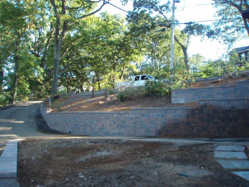 Driveway with Retaining Wall Design