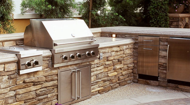 Outdoor Kitchens and Grills