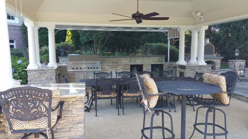 Outdoor Kitchen Entertainment and Dining Area