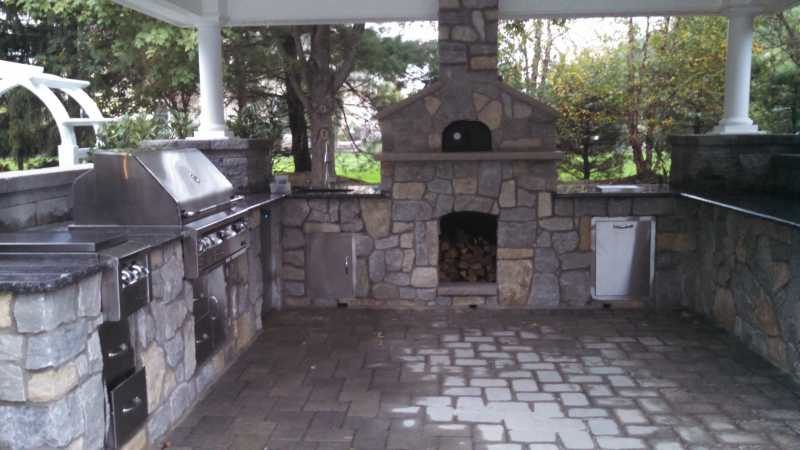 Stone Layout Outdoor Kitchen and Pizza Oven